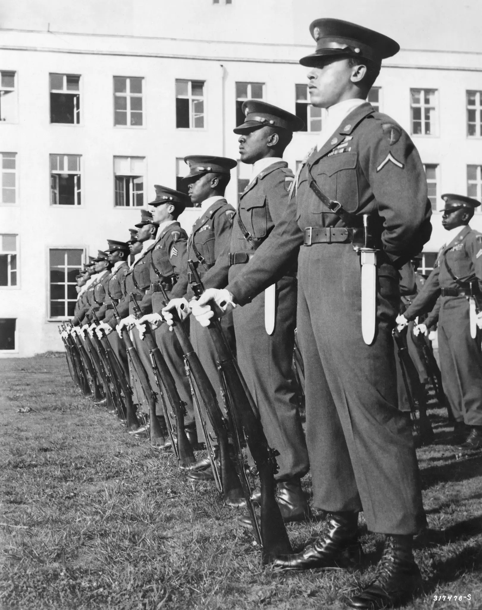 Der 7800th Infantry Platoon, eine Ehrengarde Schwarzer Soldaten, auf dem Flugplatz Tempelhof, Berlin, 1948 © U. S. Army