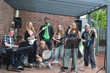 Photo: A young band performing in Ledde.